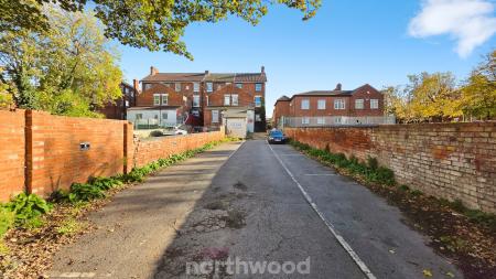 1 bedroom Flat to let in Thorne Road, Doncaster, DN1