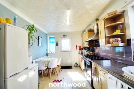 5 bedroom Semi-detached house for sale in Carr House Road, Belle Vue, Doncaster, DN4