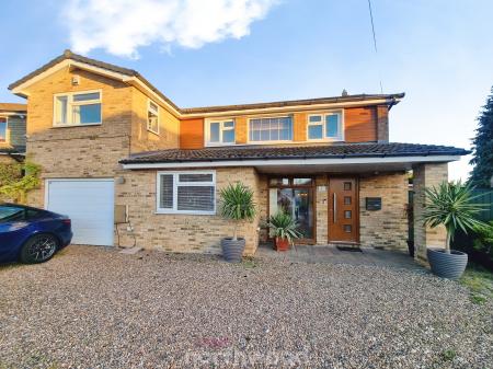 5 bedroom Detached house for sale in Checkstone Avenue, Bessacarr, Doncaster, DN4