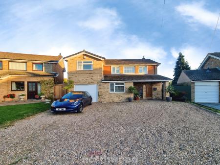 5 bedroom Detached house for sale in Checkstone Avenue, Bessacarr, Doncaster, DN4