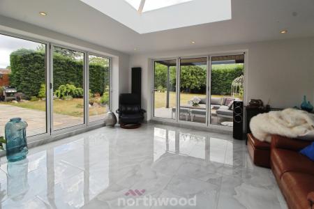 5 bedroom Detached house for sale in Checkstone Avenue, Bessacarr, Doncaster, DN4