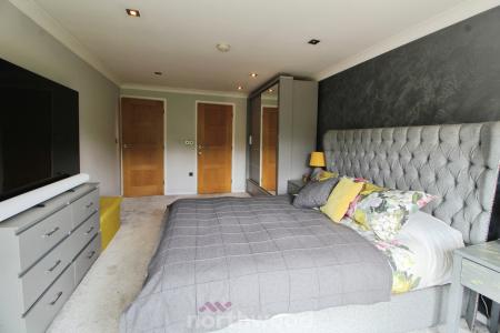 5 bedroom Detached house for sale in Checkstone Avenue, Bessacarr, Doncaster, DN4