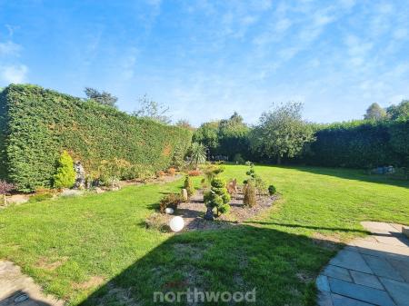 5 bedroom Detached house for sale in Checkstone Avenue, Bessacarr, Doncaster, DN4