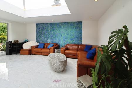 5 bedroom Detached house for sale in Checkstone Avenue, Bessacarr, Doncaster, DN4