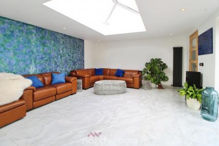 5 bedroom Detached house for sale in Checkstone Avenue, Bessacarr, Doncaster, DN4