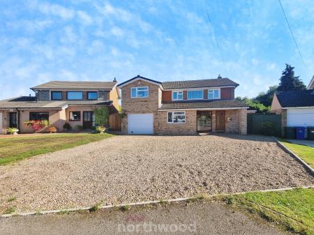 5 bedroom Detached house for sale in Checkstone Avenue, Bessacarr, Doncaster, DN4