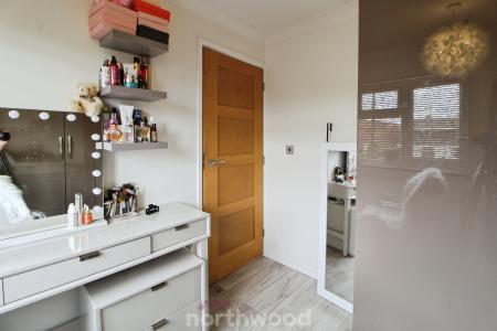 5 bedroom Detached house for sale in Checkstone Avenue, Bessacarr, Doncaster, DN4