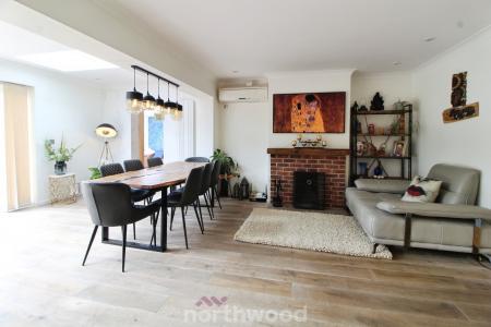 5 bedroom Detached house for sale in Checkstone Avenue, Bessacarr, Doncaster, DN4