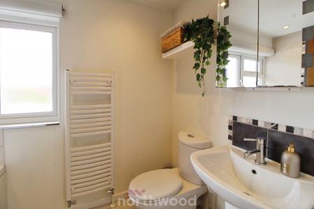 5 bedroom Detached house for sale in Checkstone Avenue, Bessacarr, Doncaster, DN4