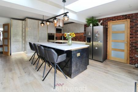 5 bedroom Detached house for sale in Checkstone Avenue, Bessacarr, Doncaster, DN4