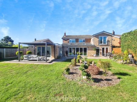 5 bedroom Detached house for sale in Checkstone Avenue, Bessacarr, Doncaster, DN4