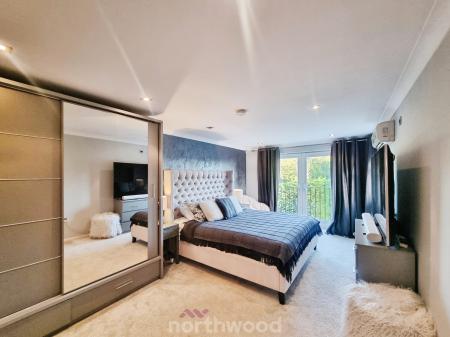 5 bedroom Detached house for sale in Checkstone Avenue, Bessacarr, Doncaster, DN4