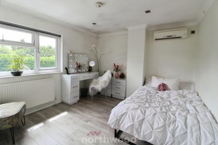 5 bedroom Detached house for sale in Checkstone Avenue, Bessacarr, Doncaster, DN4