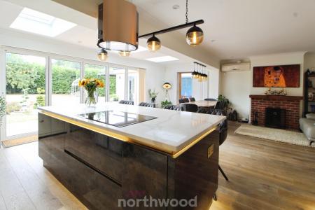 5 bedroom Detached house for sale in Checkstone Avenue, Bessacarr, Doncaster, DN4