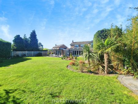 5 bedroom Detached house for sale in Checkstone Avenue, Bessacarr, Doncaster, DN4