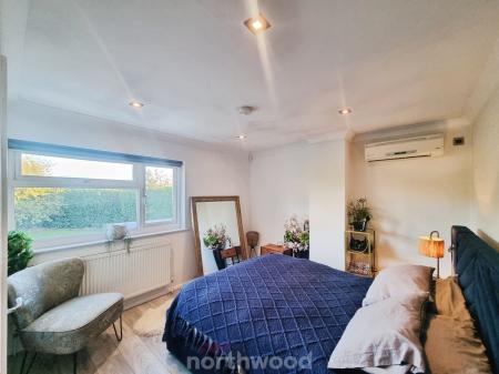 5 bedroom Detached house for sale in Checkstone Avenue, Bessacarr, Doncaster, DN4