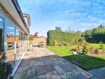 5 bedroom Detached house for sale in Checkstone Avenue, Bessacarr, Doncaster, DN4