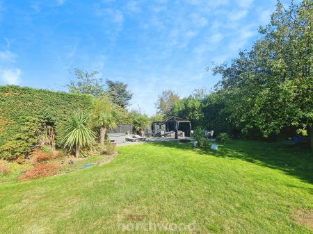 5 bedroom Detached house for sale in Checkstone Avenue, Bessacarr, Doncaster, DN4