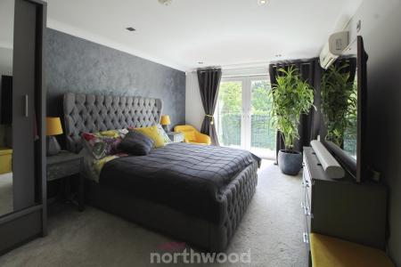 5 bedroom Detached house for sale in Checkstone Avenue, Bessacarr, Doncaster, DN4