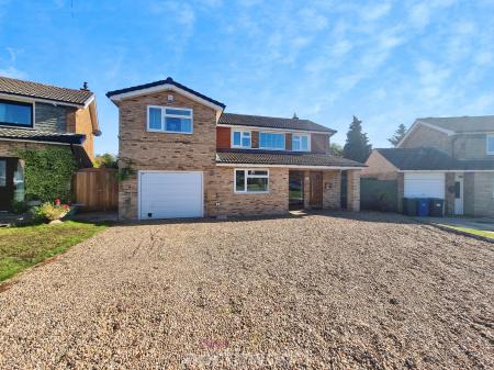 5 bedroom Detached house for sale in Checkstone Avenue, Bessacarr, Doncaster, DN4
