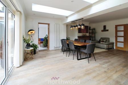 5 bedroom Detached house for sale in Checkstone Avenue, Bessacarr, Doncaster, DN4