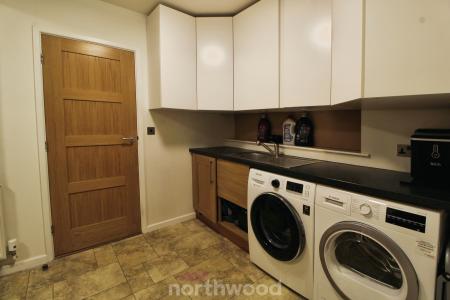 5 bedroom Detached house for sale in Checkstone Avenue, Bessacarr, Doncaster, DN4