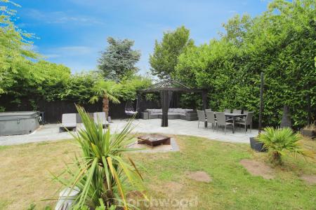 5 bedroom Detached house for sale in Checkstone Avenue, Bessacarr, Doncaster, DN4