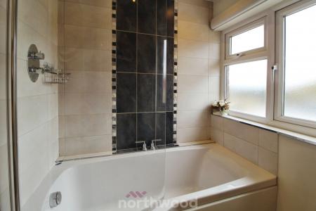 5 bedroom Detached house for sale in Checkstone Avenue, Bessacarr, Doncaster, DN4