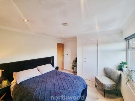 5 bedroom Detached house for sale in Checkstone Avenue, Bessacarr, Doncaster, DN4
