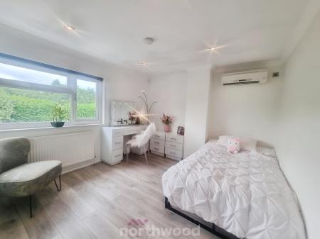 5 bedroom Detached house for sale in Checkstone Avenue, Bessacarr, Doncaster, DN4