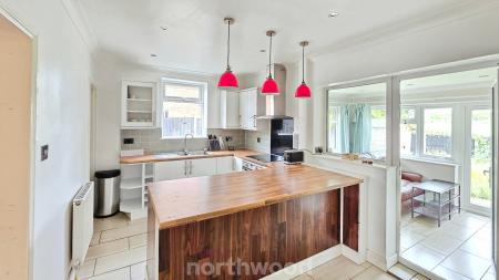 2 bedroom Semi-detached house for sale in Sunnymede Terrace, Askern, Doncaster, DN6