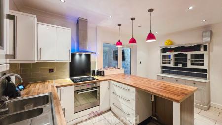 2 bedroom Semi-detached house for sale in Sunnymede Terrace, Askern, Doncaster, DN6