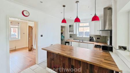 2 bedroom Semi-detached house for sale in Sunnymede Terrace, Askern, Doncaster, DN6