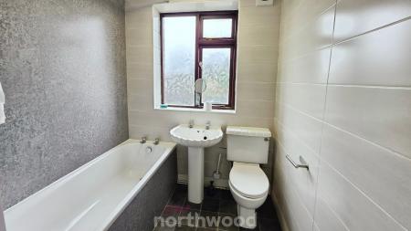 3 bedroom Flat to let in St Helens Road, Belle Vue, Doncaster, DN4