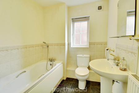 3 bedroom Flat to let in Cavalier Court, Woodfield Plantation, Doncaster, DN4