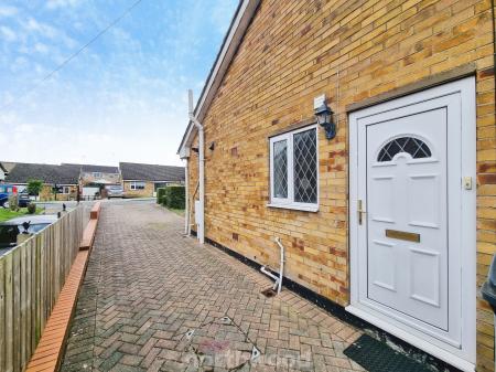 2 bedroom Semi-detached bungalow for sale in Horninglow Close, Cantley, Doncaster, DN4