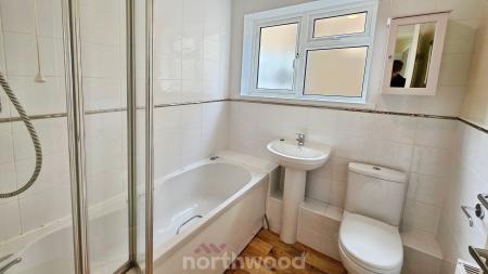 2 bedroom Flat to let in Gayton Close, Balby, Doncaster, DN4