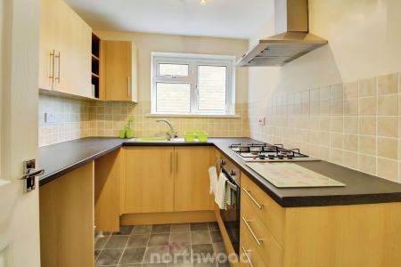 2 bedroom Flat to let in Gayton Close, Balby, Doncaster, DN4