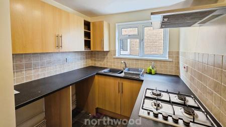 2 bedroom Flat to let in Gayton Close, Balby, Doncaster, DN4