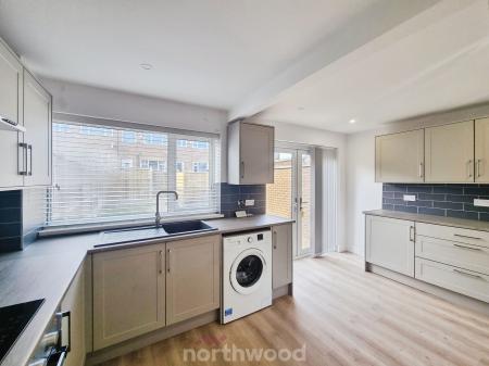 3 bedroom Terraced House to let in Elmwood Drive, Walton, Wakefield, WF2