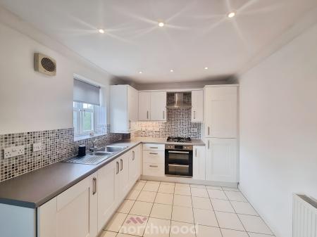 2 bedroom Flat to let in Primrose Place, Bessacarr, Doncaster, DN4