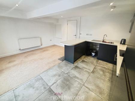 2 bedroom Flat to let in Market Place, Bawtry, Doncaster, DN10