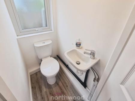 3 bedroom Semi-detached house to let in Cow House Lane, Armthorpe, Doncaster, DN3