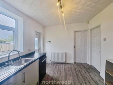 3 bedroom Semi-detached house to let in Cow House Lane, Armthorpe, Doncaster, DN3