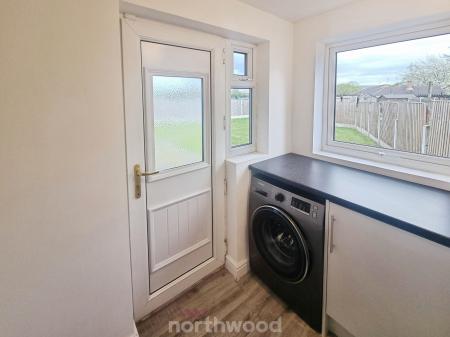 3 bedroom Semi-detached house to let in Cow House Lane, Armthorpe, Doncaster, DN3