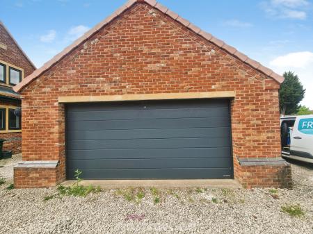 4 bedroom Detached house for sale in Bawtry Road, Bessacarr, Doncaster, DN4