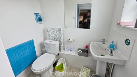 1 bedroom Commercial Property to let in Woodfield Road, Balby, Doncaster, DN4