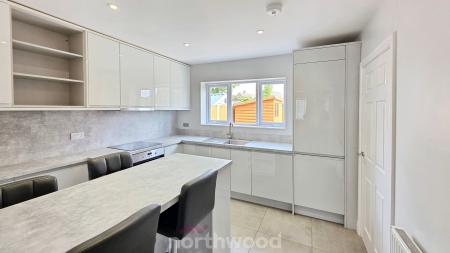 3 bedroom Semi-detached house to let in East View, Campsall, Doncaster, DN6