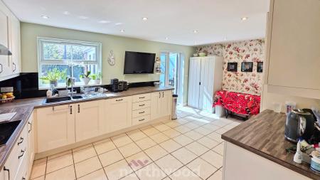 4 bedroom Semi-detached house for sale in Vulcan Mews, Auckley, Doncaster, DN9