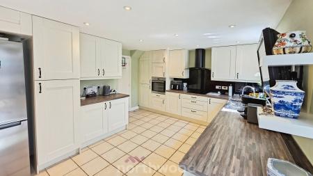 4 bedroom Semi-detached house for sale in Vulcan Mews, Auckley, Doncaster, DN9